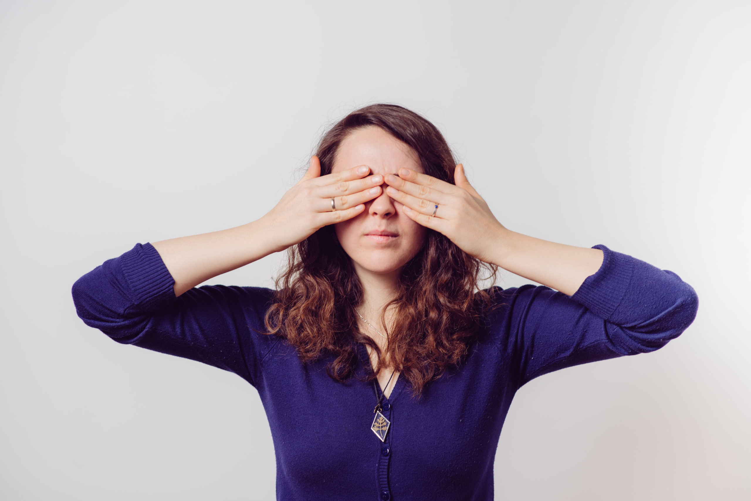 фото женщины закрывающей правый глаз одной рукой
